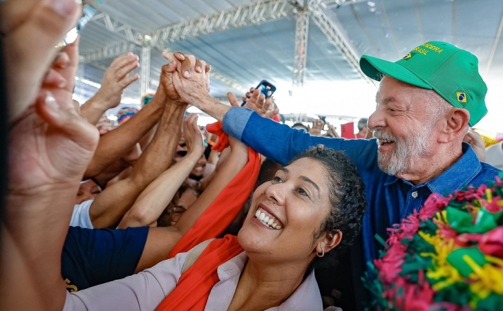 Lula abraça seguidores durante agenda oficial no Vale do Jequitinhonha, em Minas Gerais