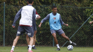 Luiz Gustavo volta a treinar no São Paulo