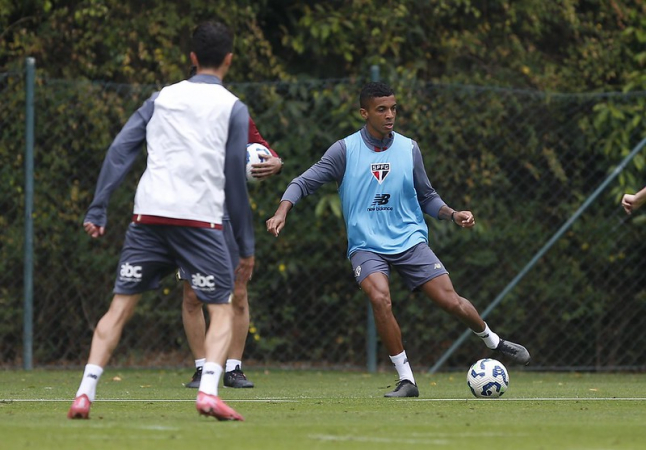 Luiz Gustavo volta a treinar no São Paulo