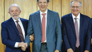 O presidente Lula ao lado do ministro da Fazenda, Fernando Haddad, e do seu vice, Geraldo Alckmin