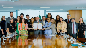 Sanção do Projeto de Lei nº 3.062/2022 dispõe sobre a proibição do uso de animais em ensino, pesquisa e testes com cosméticos, e aumenta multas por infrações Presidente da República, Luiz Inácio Lula da Silva, durante a sanção do Projeto de Lei nº 3.062/2022, que dispõe sobre a proibição do uso de animais em ensino, pesquisa e testes com cosméticos, e aumenta multas por infrações. Palácio do Planalto, Brasília - DF. Foto: Ricardo Stuckert / PR