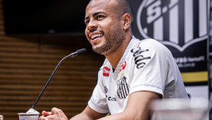 Mayke em apresentação no Santos