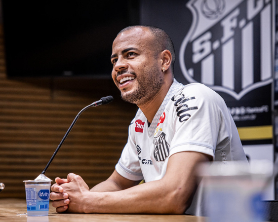 Mayke em apresentação no Santos