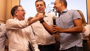 O presidente do Santos, Marcelo Teixeira com o prefeito Rogério Santos e o deputado federal deputado federal Paulo Alexandre Barbosa durante evento de aprovação da Prefeitura para construção da Arena do Santos FC
