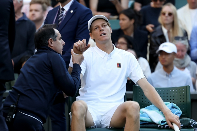 Sinner tem dores no cotovelo e vira dúvida para quartas de final de Wimbledon
