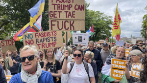 EDIMBURGO, 26/07/2025.- Imagen de la concentración convocada hoy sábado frente al consulado estadounidense en Edimburgo contra la visita que el presidente Donald Trump realiza a Reino Unido. EFE / Susana Blaya.