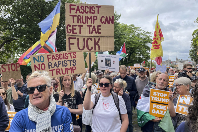 EDIMBURGO, 26/07/2025.- Imagen de la concentración convocada hoy sábado frente al consulado estadounidense en Edimburgo contra la visita que el presidente Donald Trump realiza a Reino Unido. EFE / Susana Blaya.