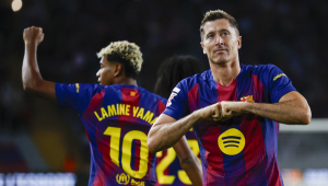 O atacante polonês do FC Barcelona, Robert Lewandowski, celebra o segundo gol da equipe blaugrana durante a partida válida pela sétima rodada