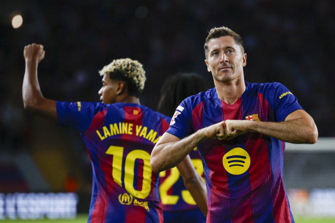 O atacante polonês do FC Barcelona, Robert Lewandowski, celebra o segundo gol da equipe blaugrana durante a partida válida pela sétima rodada