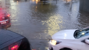 Foto feita por moradora de Santos durante alagamento na cidade e postada na rede social X