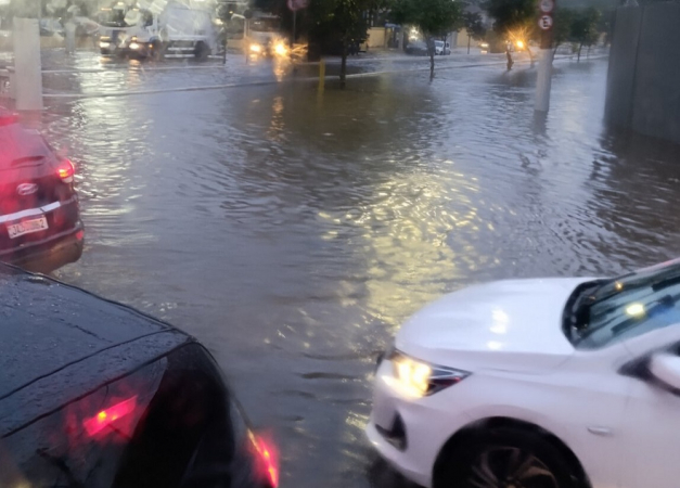 Foto feita por moradora de Santos durante alagamento na cidade e postada na rede social X