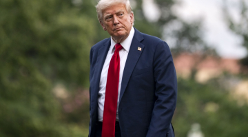 O presidente dos EUA, Donald Trump, após desembarcar do helicóptero Marine One no gramado sul da Casa Branca, em Washington