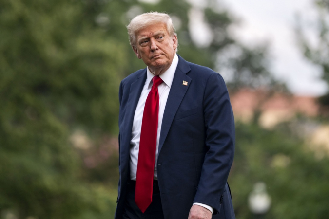 O presidente dos EUA, Donald Trump, após desembarcar do helicóptero Marine One no gramado sul da Casa Branca, em Washington