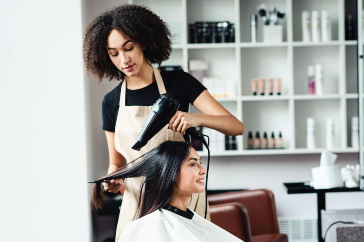 O uso de substâncias proibidas ou disfarçadas em produtos capilares pode fazer mal à saúde 