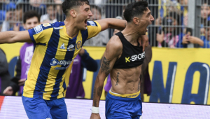 Di María celebra efusivamente com a torcida do Rosario Central após marcar de pênalti em sua volta ao clube de coração