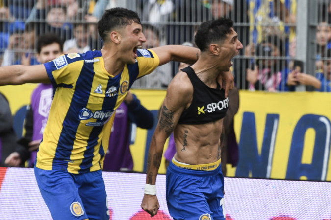 Di María celebra efusivamente com a torcida do Rosario Central após marcar de pênalti em sua volta ao clube de coração