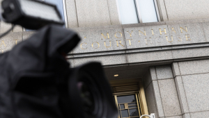 Uma câmera de televisão registra a movimentação em frente ao tribunal federal dos EUA