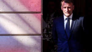 O presidente da França, Emmanuel Macron, durante encontro com autoridades eleitas da Nova Caledônia e representantes do Estado no Palácio do Eliseu, em Paris