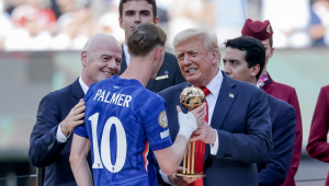 Cole Palmer (C), do Chelsea, recebe o prêmio Bola de Ouro Adidas das mãos do presidente dos EUA, Donald Trump