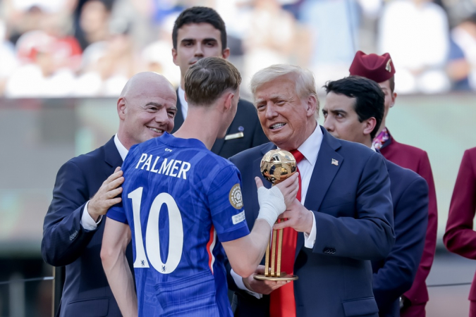 Cole Palmer (C), do Chelsea, recebe o prêmio Bola de Ouro Adidas das mãos do presidente dos EUA, Donald Trump