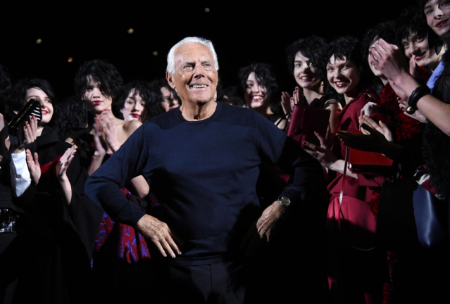O estilista italiano Giorgio Armani (C) posa com modelos ao final da apresentação da coleção feminina Outono/Inverno 2015/16 de sua grife Emporio Armani