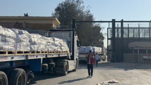 RAFAH, 27/07/2025.- Decenas de caminhões de ajuda humanitária cruzaram neste domingo a fronteira egípcia de Rafah até a Franja de Gaza, mas antes de passar pelo território israelense para sua inspeção, afirmaron fontes oficiais egípcias e constatou EFE, em uma jornada na qual Israel anunciou uma "pausa tática". EFE/Stringer