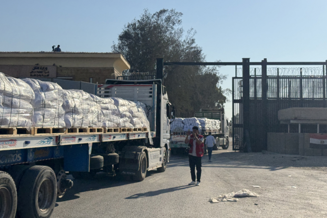 RAFAH, 27/07/2025.- Decenas de caminhões de ajuda humanitária cruzaram neste domingo a fronteira egípcia de Rafah até a Franja de Gaza, mas antes de passar pelo território israelense para sua inspeção, afirmaron fontes oficiais egípcias e constatou EFE, em uma jornada na qual Israel anunciou uma "pausa tática". EFE/Stringer