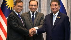 O primeiro-ministro da Malásia, Anwar Ibrahim (centro), o primeiro-ministro do Camboja, Hun Manet (esq.), e o primeiro-ministro interino da Tailândia, Phumtham Wechayachai (dir.), posam para fotos enquanto apertam as mãos após uma coletiva de imprensa após negociações sobre um possível cessar-fogo entre Tailândia e Camboja, em Putrajaya, Malásia, em 28 de julho de 2025. Os líderes da Tailândia e do Camboja devem se reunir para negociações de paz em 28 de julho, enquanto uma disputa territorial acirrada ao longo de sua fronteira compartilhada se arrasta para um quinto dia de combate aberto. (Camboya, Malásia, Tailândia) EFE/EPA/MOHD RASFAN / POOL