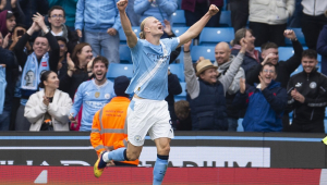 Erling Haaland, do Manchester City, comemora após marcar o quinto gol da equipe na vitória por 5 a 1 sobre o Burnley, em partida da Premier League