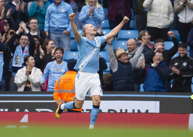 Erling Haaland, do Manchester City, comemora após marcar o quinto gol da equipe na vitória por 5 a 1 sobre o Burnley, em partida da Premier League