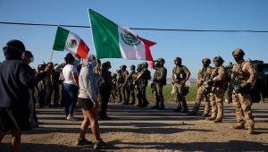 Agentes federais de imigração entram em confronto com manifestantes durante operações em duas fazendas de cannabis no sul da Califórnia, em Camarillo