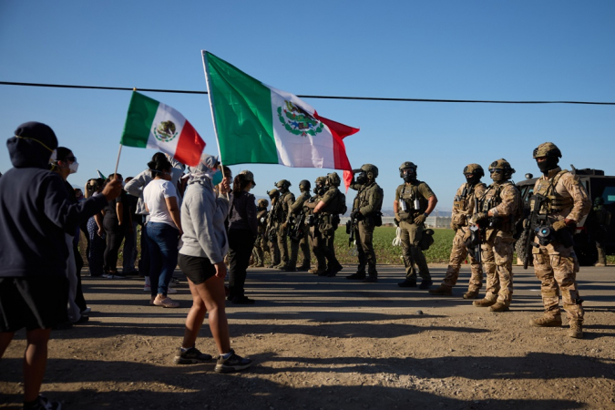 Agentes federais de imigração entram em confronto com manifestantes durante operações em duas fazendas de cannabis no sul da Califórnia, em Camarillo
