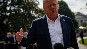 O presidente dos EUA, Donald Trump, responde a perguntas de jornalistas ao sair do Pórtico Sul da Casa Branca para embarcar no helicóptero Marine One, no gramado sul, em Washington, DC