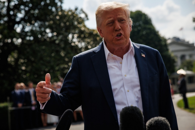 O presidente dos EUA, Donald Trump, responde a perguntas de jornalistas ao sair do Pórtico Sul da Casa Branca para embarcar no helicóptero Marine One, no gramado sul, em Washington, DC