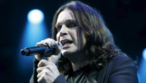 O cantor e artista britânico Ozzy Osbourne se apresenta no palco Hawaii do festival de Hultsfred, na Suécia, em 15 de junho de 2007