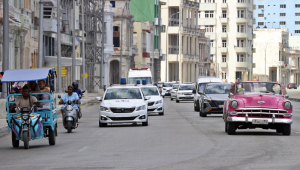 Fotografia de veículos nesta sexta-feira, em Havana (Cuba).