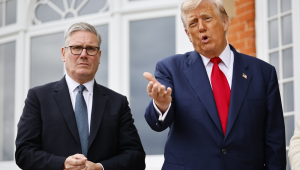 TURNBERRY (Reino Unido), 28/07/2025. - O primeiro-ministro britânico, Keir Starmer (E), e o presidente dos EUA, Donald J. Trump (D), posam para fotos antes do encontro dos líderes no resort de golfe Trump Turnberry, em Turnberry, Escócia, Grã-Bretanha, em 28 de julho de 2025. O presidente Trump está em viagem particular à Escócia para visitar seus campos de golfe. (Reino Unido) EFE/EPA/TOLGA AKMEN / POOL