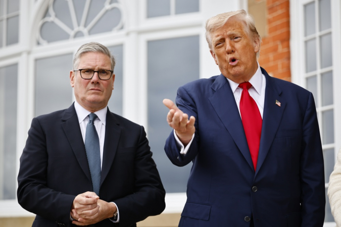 TURNBERRY (Reino Unido), 28/07/2025. - O primeiro-ministro britânico, Keir Starmer (E), e o presidente dos EUA, Donald J. Trump (D), posam para fotos antes do encontro dos líderes no resort de golfe Trump Turnberry, em Turnberry, Escócia, Grã-Bretanha, em 28 de julho de 2025. O presidente Trump está em viagem particular à Escócia para visitar seus campos de golfe. (Reino Unido) EFE/EPA/TOLGA AKMEN / POOL