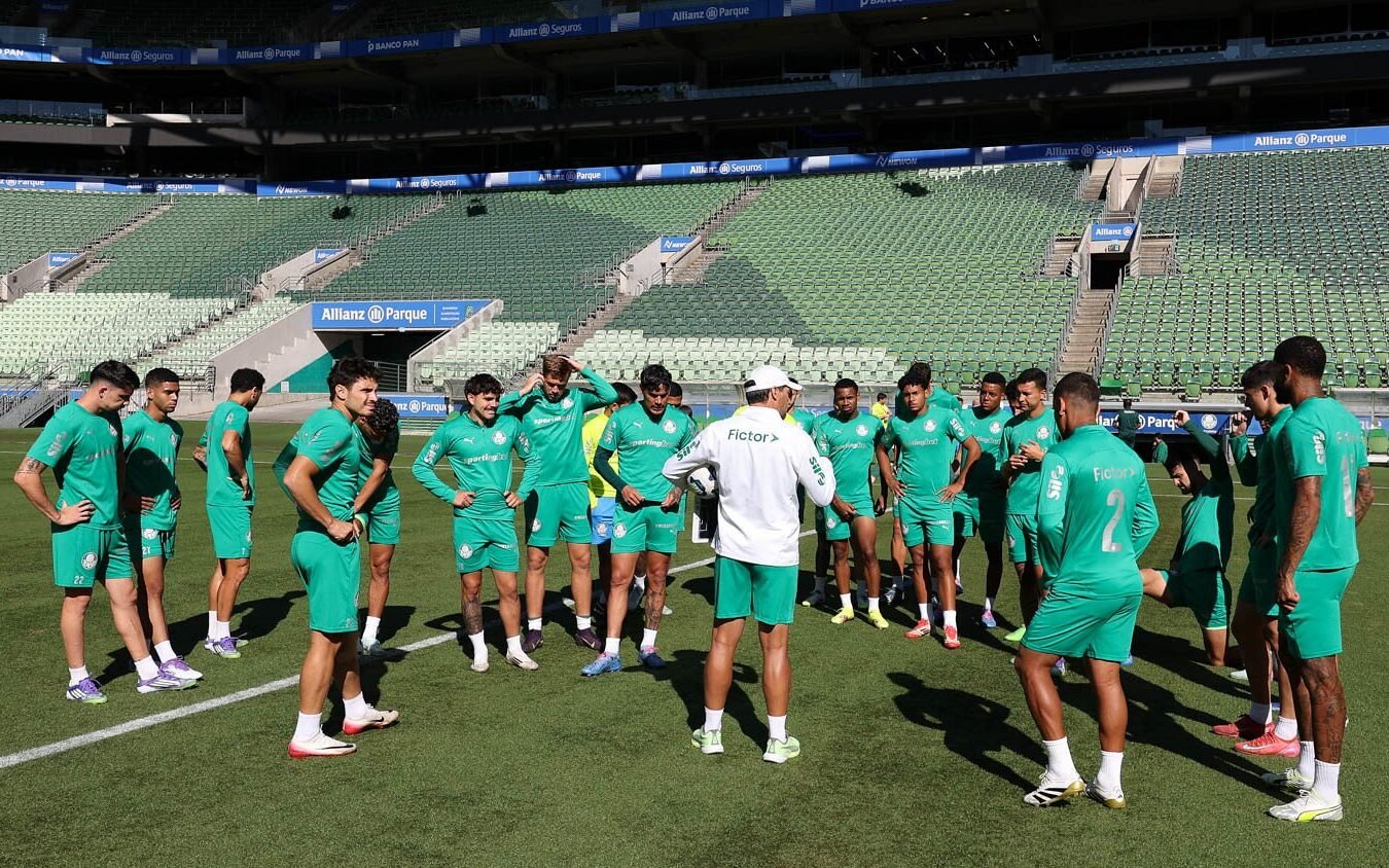 Abel Ferreira conversa com o elenco do Palmeiras durante treinamento 