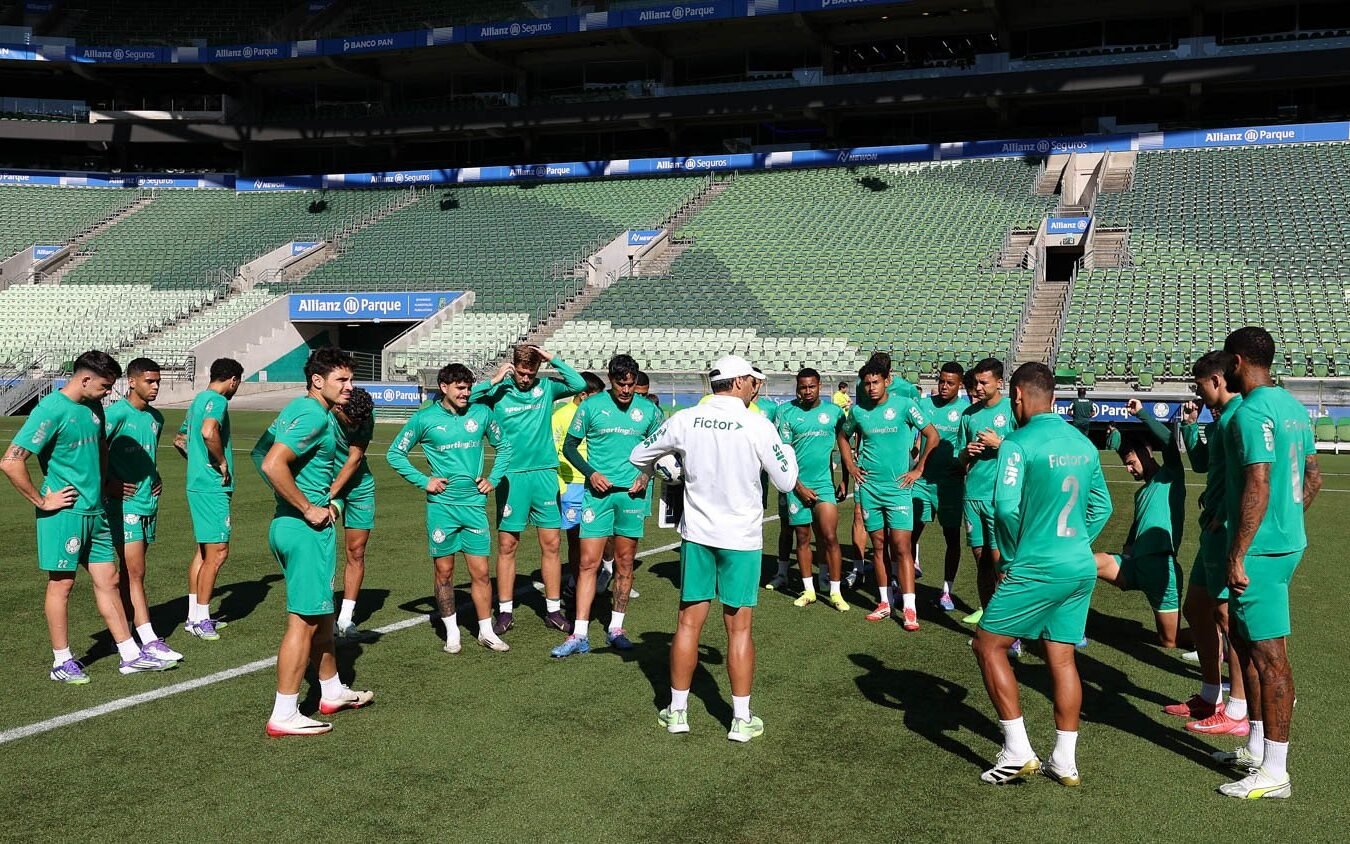 Abel Ferreira conversa com o elenco durante treinamento 