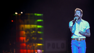 Post Malone cai do palco em show nos EUA