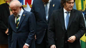 O presidente do Brasil, Luiz Inácio Lula da Silva, e o presidente da Argentina, Javier Milei, se preparam para a foto oficial durante a 66ª Cúpula de Chefes de Estado do Mercosu