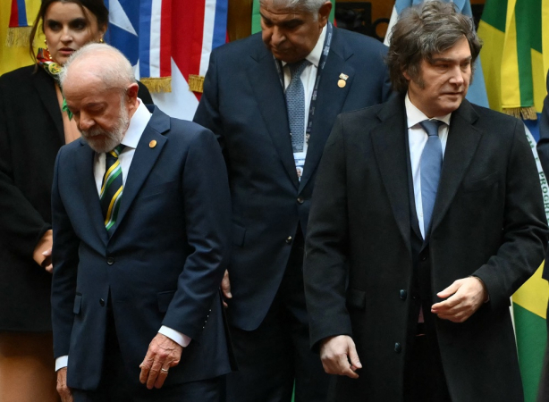 O presidente do Brasil, Luiz Inácio Lula da Silva, e o presidente da Argentina, Javier Milei, se preparam para a foto oficial durante a 66ª Cúpula de Chefes de Estado do Mercosu