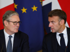 O primeiro-ministro britânico, Keir Starmer (E), e o presidente francês, Emmanuel Macron, participam da Cúpula Reino Unido-França no número 10 da Downing Street, em Londres, em 10 de julho de 2025, o último dia da visita de Estado de três dias de Macron ao Reino Unido. (Foto de Gonzalo Fuentes / POOL / AFP)