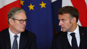 O primeiro-ministro britânico, Keir Starmer (E), e o presidente francês, Emmanuel Macron, participam da Cúpula Reino Unido-França no número 10 da Downing Street, em Londres, em 10 de julho de 2025, o último dia da visita de Estado de três dias de Macron ao Reino Unido. (Foto de Gonzalo Fuentes / POOL / AFP)