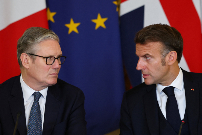 O primeiro-ministro britânico, Keir Starmer (E), e o presidente francês, Emmanuel Macron, participam da Cúpula Reino Unido-França no número 10 da Downing Street, em Londres, em 10 de julho de 2025, o último dia da visita de Estado de três dias de Macron ao Reino Unido. (Foto de Gonzalo Fuentes / POOL / AFP)