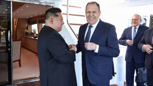 O ministro das Relações Exteriores da Rússia, Sergei Lavrov (C), cumprimenta o líder norte-coreano, Kim Jong-un (E), em Wonsan