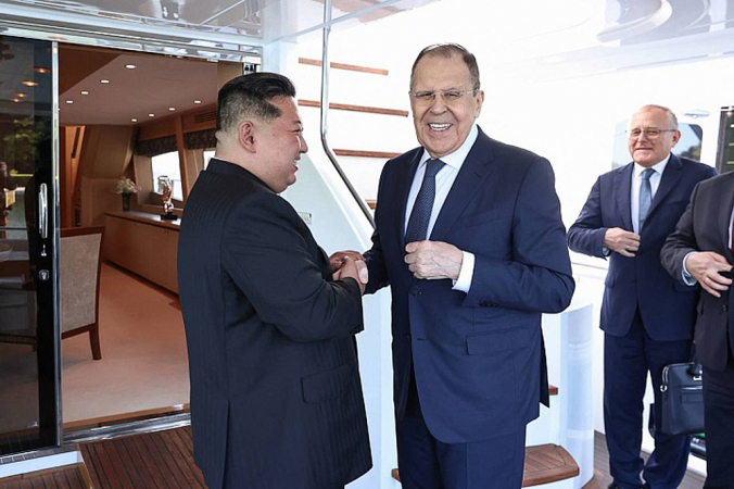 O ministro das Relações Exteriores da Rússia, Sergei Lavrov (C), cumprimenta o líder norte-coreano, Kim Jong-un (E), em Wonsan