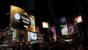 Torcedores do Paris Saint-Germain se reúnem na Times Square, em Nova York