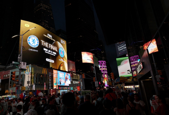Torcedores do Paris Saint-Germain se reúnem na Times Square, em Nova York